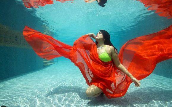 समीरा ने कहा, 'इसके चलते मेरा वजन 105 किलोग्राम हो गया था. मेरे पति ने ही मेरे बच्चे का ध्यान रखा था. वह उसके डायपर बदलते थे और खाना खिलाते थे. मैं बेहद परेशान थी. मेरी सास मुझसे कहती थी कि तुम्हारे पति सपोर्टिव हैं और तुम्हारा बच्चा भी ठीक है तो तुम इतना परेशान क्यों रहती हो.' (Photo- Sameera Reddy Instagram)