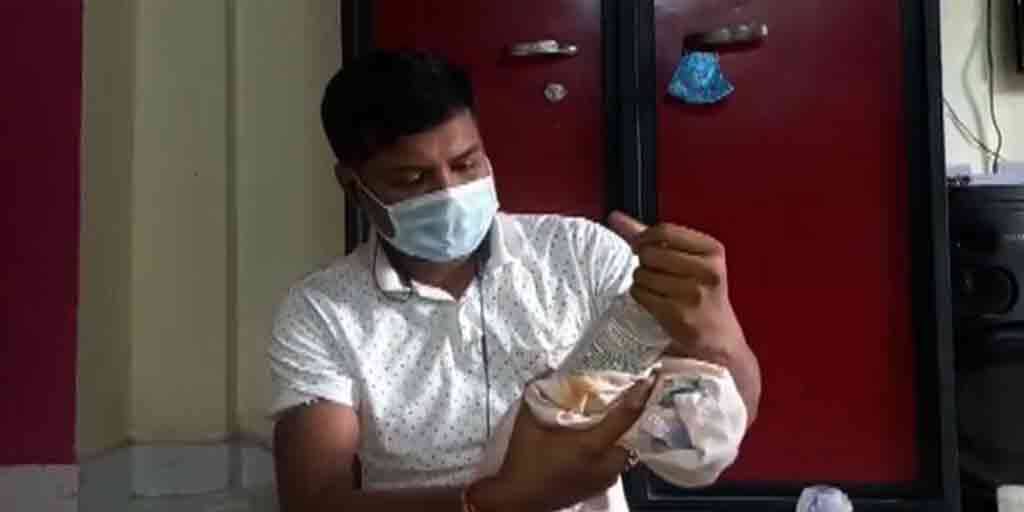 Mrinal Singh on Coronavirus: দুঃস্থদের সাহায্য থেকে অক্সিজেন সিলিন্ডারের জোগান, দুঃসময়ে সমাজের পাশে শিক্ষক Coronavirus Update: Raiganj teacher Mrinal Singh given social message to stay with people during Covid19 surge Mrinal Singh on Coronavirus: দুঃস্থদের সাহায্য থেকে অক্সিজেন সিলিন্ডারের জোগান, দুঃসময়ে সমাজের পাশে শিক্ষক