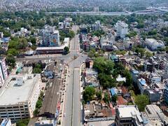 UP Lockdown Photos: कहीं सड़कें सुनसान, तो कहीं लगी लोगों की भीड़, तस्वीरों में देखें लॉकडाउन का हाल