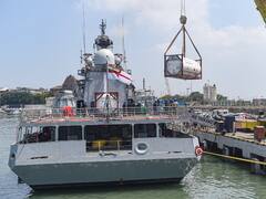 ऑक्सीजन सहित अन्य मेडिकल सहायता लेकर भारतीय नौसेना के तीन युद्धपोत भारत पहुंचे