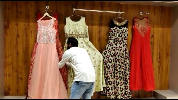 ਬਟਾਲਾ ਦੇ ਬਾਜ਼ਾਰ ਅੱਜ ਸਵੇਰ ਤੋਂ ਹੀ ਖੁੱਲ੍ਹੇ ਹਨ ਤੇ ਜੋ ਦੁਕਾਨਦਾਰ ਪਿਛਲੇ ਇੱਕ ਹਫ਼ਤੇ ਤੋਂ ਸਰਕਾਰ ਦੇ ਦੁਕਾਨਾਂ ਬੰਦ ਰੱਖਣ ਦੇ ਹੁਕਮਾਂ ਦੀ ਵਿਰੋਧਤਾ ਕਰ ਰਹੇ ਸਨ। ਅੱਜ ਦੇ ਆਏ ਹੁਕਮਾਂ ਤੋਂ ਉਹ ਸੰਤੁਸ਼ਟ ਹਨ।