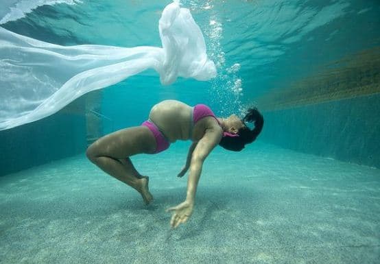 समीरा ने ये बिकिनी शूट 8 महीने की प्रेग्नेंसी के दौरान करवाया था. समीरा ने कहा कि उनका ये बिकिनी शूट देखने के बाद महिलाएं उनसे प्रेरणा लेने के लिए आती थीं. उन्होंने कहा कि भले ही मैं अभी थोड़ा चबी हूं लेकिन मैंने खुद से प्यार करना शुरू कर दिया है. (Photo- Sameera Reddy Instagram)