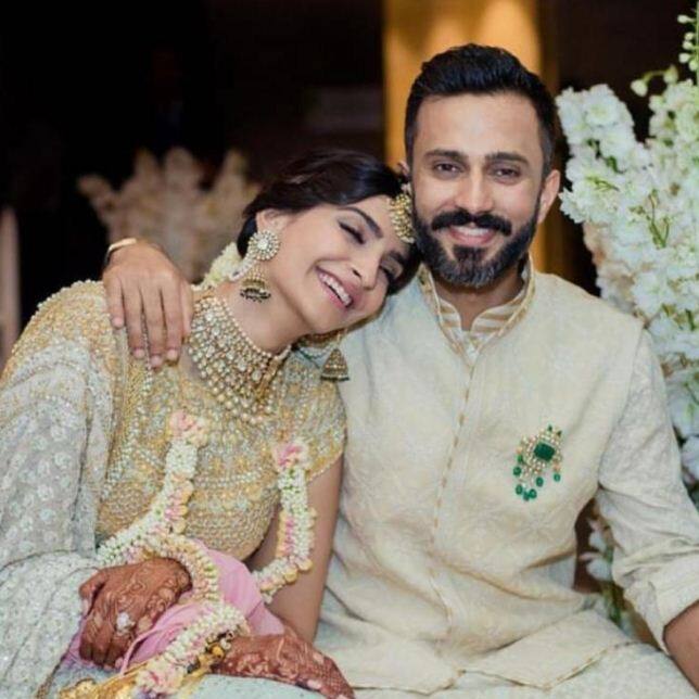 सोनम कपूर ने लॉन्गटाइम बॉयफ्रेंड आनंद आहूजा से साल 2018 में शादी कर ली थी. दोनों की शादी बेहद धूमधाम से हुई थी. अनिल कपूर ने अपने बेटी की शादी में कोई कमी नहीं छोड़ी थी.