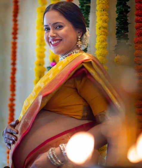 समीरा ने आगे बताया, 'मेरे पास इन सवालों के कोई जवाब नहीं होते थे. मैं हंस के लिए वहां मौजूद न होने के कारण गिल्टी फील कर रही थी. मैं फिल्म इंडस्ट्री से पूरी तरह कट चुकी थी. मेरा वजन 105 किलोग्राम हो गया था और मेरा इलाज भी चल रहा था.' (Photo- Sameera Reddy Instagram)