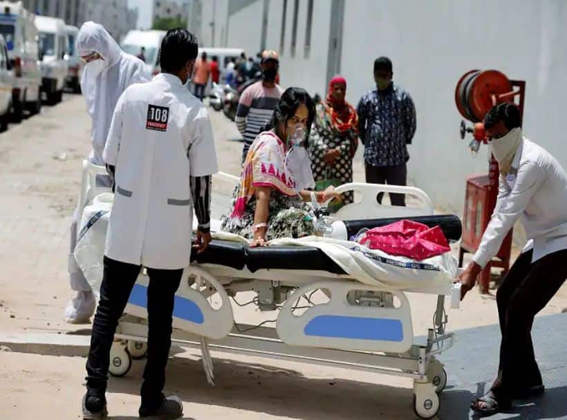 India reports 3 29 lakhs new COVID19 cases in the last 24 hours as per Union Health Ministry India Corona Cases Update : कोरोना रुग्णसंख्येचा आलेख उतरतोय, गेल्या 24 तासात 3.29 लाख नव्या रुग्णांची भर