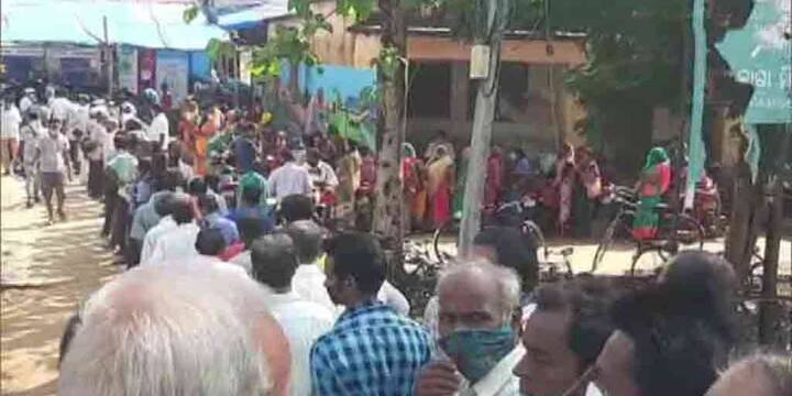 ওডিশার ভদ্রকের স্থানীয় প্রশাসন জানাচ্ছে, পরিস্থিতি সামলাতে আরও বেশি ভ্যাকসিনেশন সেন্টর দ্রুত খোলার পরিকল্পনা নেওয়া হয়েছে।