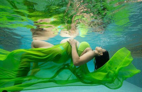 समीरा ने बताया, 'ये समस्या गंभीर लगने पर मैंने डॉक्टर से इस बारे में संपर्क किया. मैंने उन्हें सब बताया और इलाज के बाद मैं एक नए इंसान की तरह महसूस करने लगी. मैंने करीब 2 साल तक इंडस्ट्री से कटने के बाद सोशल मीडिया पर अपनी बात रखनी शुरू की.' (Photo- Sameera Reddy Instagram)