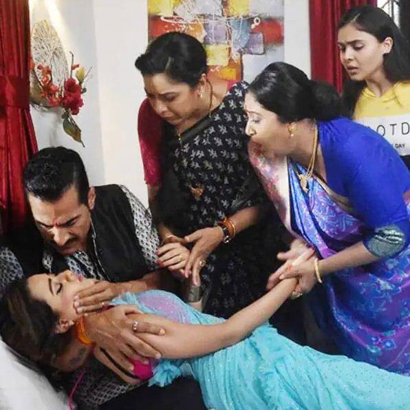 इस दौरान पूरा परिवार परेशान हो जाता है और वहां पहुंचकर काव्या को समय रहते बचा भी लेता है. काव्य के इस कदम को देखकर फैन्स थोड़े परेशान भी हो गए हैं क्योंकि इस कदम से एक बार फिर अनुपमा और वनराज दूर हो सकते हैं.