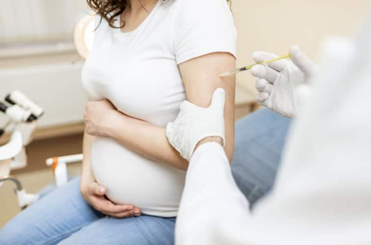 Vaccines Ok For Pregnant Women: Government Changes Earlier Stand করোনার টিকা নিতে পারেন গর্ভবতীরাও, বিবৃতি কেন্দ্রীয় স্বাস্থ্যমন্ত্রকের