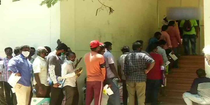 লাইনে দাঁড়ানো বেশিরভাগই জানালেন প্রিয়জনের জন্য করোনা প্রতিরোধী যে ওষুধ পেতে বেশ কয়েকদিন ধরেই বাধ্য হয়ে এই পরিস্থিতিতেও লাইন দাঁড়াতে বাধ্য হচ্ছেন তারা।