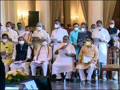 पश्चिम बंगालः ममता बनर्जी के मंत्रिमंडल में शामिल हुए ये मंत्री, राज्यपाल ने दिलाई शपथ