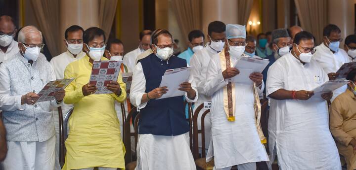 আজ শপথগ্রহন করেন ২৪ জন পূর্ণমন্ত্রী। সকলে একসঙ্গে শপথ নেন। স্বাধীন দায়িত্বপ্রাপ্ত প্রতিমন্ত্রী রয়েছেন ১০ জন। তাঁরাও একসঙ্গে শপথ নেন। একইসঙ্গে শপথ নেন ৯ জন প্রতিমন্ত্রীও।