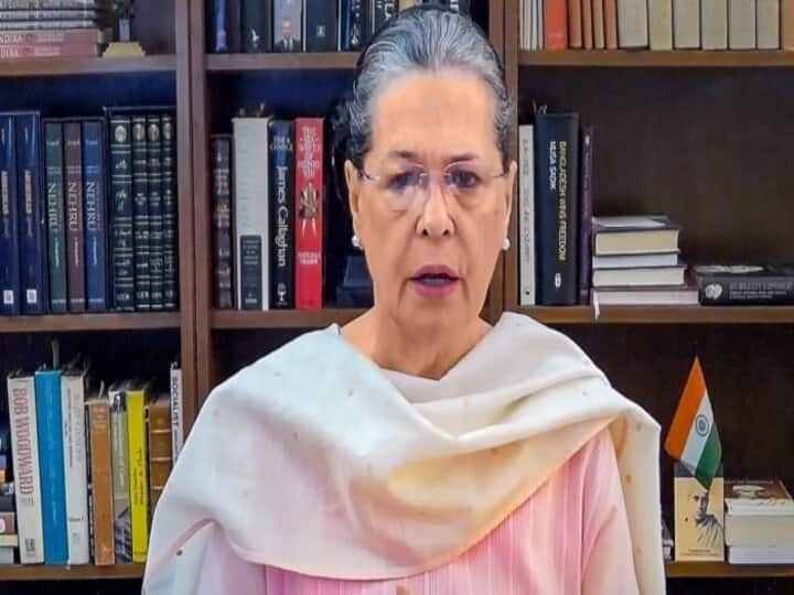 Sonia Gandhi wrote to PM Modi for free education in Navodaya Vidyalaya to children who lost both of their parents सोनिया गांधी की पीएम मोदी को चिट्ठी, कहा- माता-पिता को खोने वाले बच्चों को नवोदय विद्यालयों में शिक्षा दी जाए