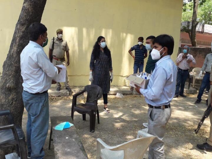 रायबरेली में अधिकारियों ने संभाला मोर्चा, गांवों में कराया सैनिटाइजेशन, लोगों को किया जागरूक