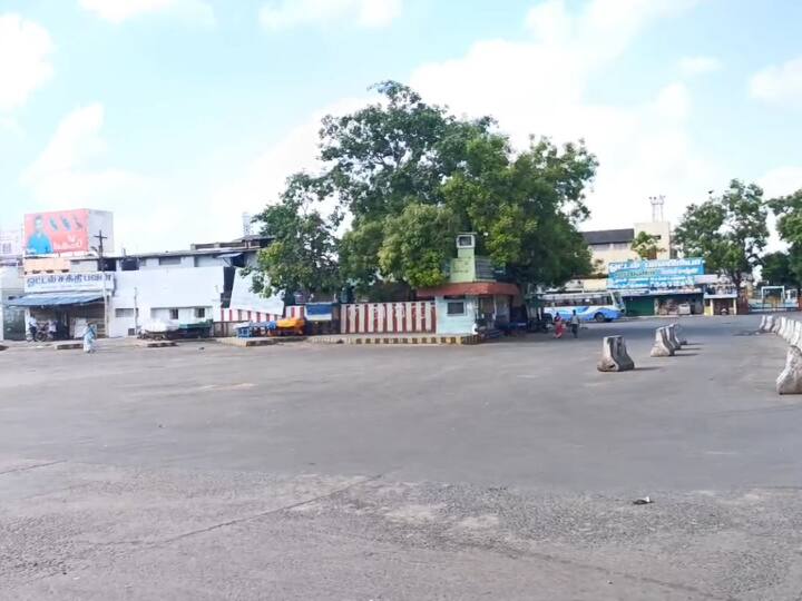 இன்று முழு ஊரடங்கு காரணமாக வெறிச்சோடி காணப்படும் காஞ்சிபுரம் சாலை