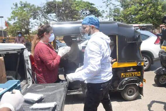 મીકા સિંહ અહીં ઓટો વાળાને પમ ખાવાનુ વહેંચતો દેખાઇ રહ્યો છે.