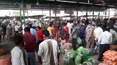 ਸ਼ਰੇਆਮ ਉੜਾਈ ਜਾ ਰਹੀਆਂ ਨੇ ਸਰਕਾਰ ਦੇ ਨਿਯਮਾਂ ਦੀਆਂ ਧੱਜੀਆਂ, ਸਬਜ਼ੀ ਮੰਡੀ ਵਿੱਚ ਨਹੀਂ ਨਜ਼ਰ ਆਈ ਸੋਸ਼ਲ ਡਿਸਟੈਂਸਿੰਗ