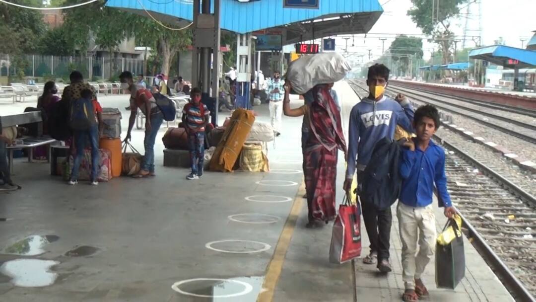 ਲੌਕਡਾਊਨ ਦੇ ਐਲਾਨ ਤੋਂ ਘਬਰਾਏ ਪਰਵਾਸੀ ਮਜ਼ਦੂਰ, ਮੁੜ ਕਰ ਰਹੇ ਆਪਣੇ ਰਾਜਾਂ ਵੱਲ ਕੂਚ Frightened by the announcement of the lockdown, migrant workers are returning to their home states ਲੌਕਡਾਊਨ ਦੇ ਐਲਾਨ ਤੋਂ ਘਬਰਾਏ ਪਰਵਾਸੀ ਮਜ਼ਦੂਰ, ਮੁੜ ਕਰ ਰਹੇ ਆਪਣੇ ਰਾਜਾਂ ਵੱਲ ਕੂਚ