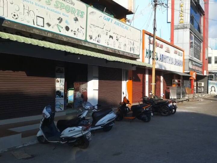 கடைகள் பூட்டப்பட்ட நிலையில் வெறிச்சோடி காணப்படும் பிரதான வீதிகள்