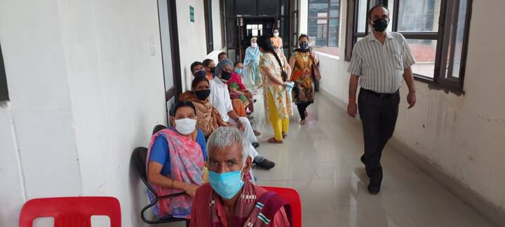 ਇਸ ਕਾਰਣ ਵੈਕਸੀਨੇਸ਼ਨ ਕਰਵਾਉਣ ਆਏ ਲੋਕਾਂ ਨੂੰ ਦਿੱਕਤ ਹੋ ਰਹੀ ਹੈ। 