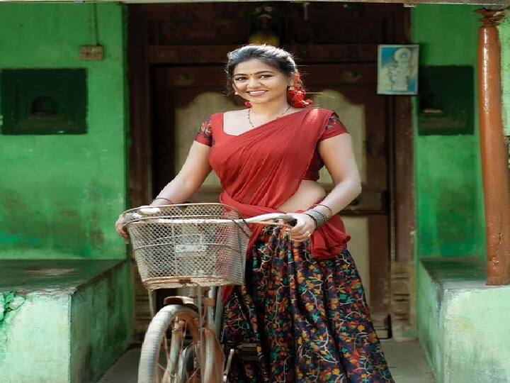 அரக்குகலர் தாவணியில் அசத்தும் ஷாலுவின் கிராமத்து லுக்