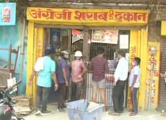 PM મોદીના મત વિસ્તારમાં દારૂની દુકાનો ખૂલતાં જ લોકોએ કરી પડાપડી, જુઓ તસવીરો