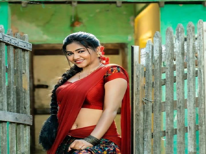 புன்னகையில் பூக்கும் கிராமத்துக்காரியாய் ஷம்மு