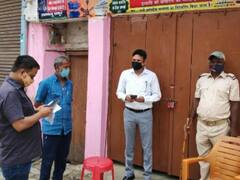 शिवहर में चला प्रशासन का डंडा, मास्क नहीं लगाने वालों से जुर्माना वसूला; दो दुकानों को किया सील