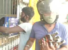 PM મોદીના મત વિસ્તારમાં દારૂની દુકાનો ખૂલતાં જ લોકોએ કરી પડાપડી, જુઓ તસવીરો