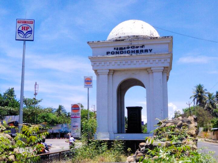 புதுச்சேரியின் அடையாளம் இன்றும் தனிமையில் நிற்கிறது.