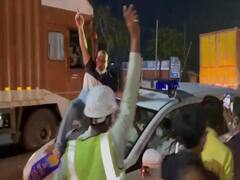 बिहार: जाप समर्थकों ने की पुलिस की गाड़ियों को रोकने की कोशिश, सड़क पर लेटे, बाल-बाल बची जान