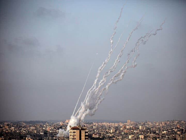 रॉकेट हमलों के बाद इजराइल ने हवाई हमले से दिया जवाब,  20 की मौत