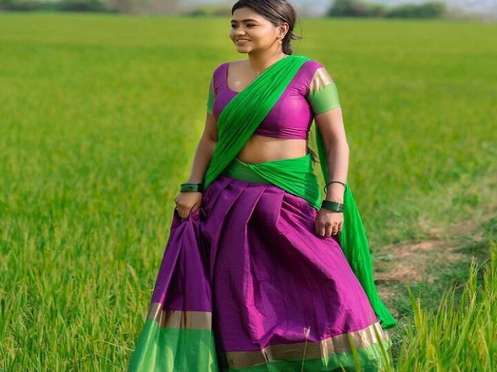 வயலுக்கு நடுவே நடந்துவரும் ஷம்முவின் போஸ்