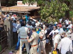 कोकणातील या ठिकाणी लसीकरण केंद्रावर चेंगराचेंगरी सदृश्य स्थिती; पोलिसांनी केला हस्तक्षेप!