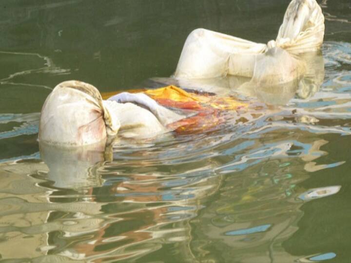 Several dead bodies found floating in Ganga in Bihar's Buxar dead bodies in Ganga river:  கங்கையில் மிதக்கும் கொரோனா நோயாளிகள் உடல்கள்