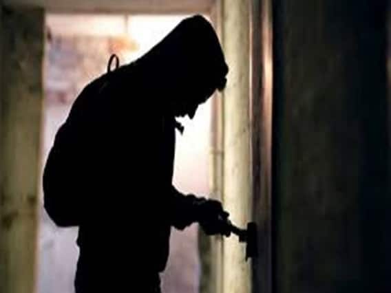 मथुरा के हनुमान मंदिर में लाखों की चोरी, सीसीटीवी की डीवीआर भी उखाड़ ले गए बदमाश मथुरा के हनुमान मंदिर में लाखों की चोरी, सीसीटीवी की डीवीआर भी उखाड़ ले गए बदमाश