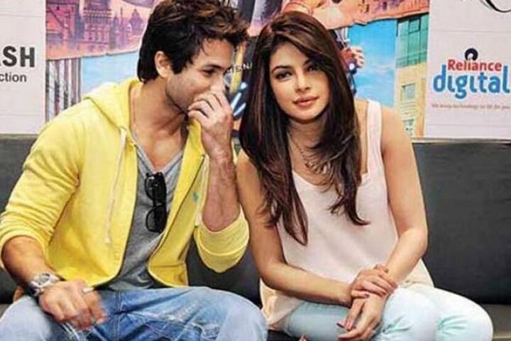 इंटरव्यू में शाहिद से पूछा गया था कि उन्हें किस एक्स गर्लफ्रेंड ने अपनी शादी में नहीं बुलाया था. इस सवाल पर शाहिद ने कुछ देर के लिए तो चुप्पी साध ली थी लेकिन अगले ही पल उन्होंने कहा , ‘मुझे प्रियंका ने अपनी शादी में बुलाया था, करीना ने मुझे शादी में इनवाइट किया हो ऐसा मुझे याद नहीं आ रहा है, शायद उन्होंने मुझे शादी में इनवाइट नहीं किया था’.