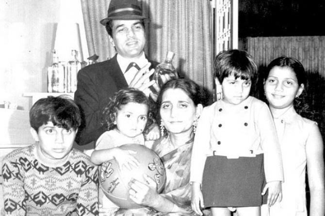 प्रकाश कौर ने धर्मेंद्र के दूसरी शादी के फैसले को भी सही ठहराते हुए उनका पक्ष लेते हुए कहा था, धर्मेंद्र की जगह कोई मर्द भी होता तो वो मेरी जगह हेमा मालिनी को ही चुनता तो केवल उन्हें दोष देना ठीक नहीं है. इंडस्ट्री के आधे से ज्यादा मर्द शादीशुदा होते हुए भी दूसरी शादी कर रहे हैं तो फिर सिर्फ मेरे पति को ही वुमनाइजर क्यों कहा जा रहा है?प्रकाश ने ये भी कहा था कि अगर वो हेमा की जगह होतीं तो ऐसा कभी नहीं करतीं.