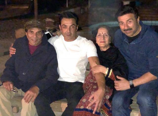 धर्मेंद्र ने पहली पत्नी प्रकाश को बिना तलाक दिए हेमा को अपनी दूसरी पत्नी बना लिया. उनके इस फैसले से उनका परिवार बिखर गया. धर्मेंद्र के ऐसा करने से प्रकाश कौर और बच्चों पर बहुत बुरा असर पड़ा. मीडिया रिपोर्ट्स की मानें तो सनी इतने अधिक गुस्सा हुए कि वो हेमा मालिनी पर अपनी भड़ास निकालना चाहते थे और उनपर हाथ उठाना चाहते थे.
