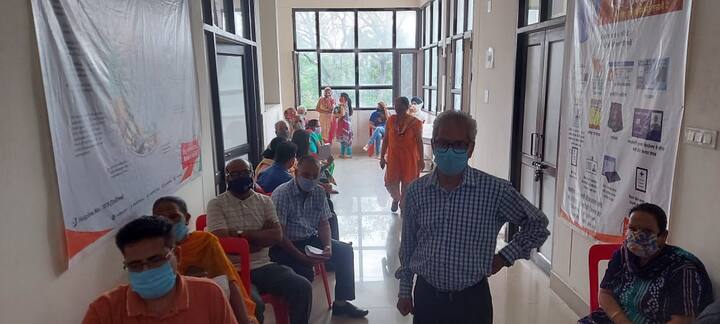 ਦੇਸ਼ ਭਰ 'ਚ ਕੋਰੋਨਾ ਵੈਕਸੀਨ ਦੀ ਘਾਟ ਦੇਖਣ ਨੂੰ ਮਿਲ ਰਹੀ ਹੈ। ਹੁਣ ਅੰਮ੍ਰਿਤਸਰ ਦੇ ਸਿਵਲ ਹਸਪਤਾਲ 'ਚ ਵੈਕਸੀਨੇਸ਼ਨ ਡੋਜ਼ ਦਾ ਸਟਾਕ ਖਤਮ ਹੋਣ ਕਰਕੇ ਟੀਕਾਕਰਣ ਰੋਕ ਦਿੱਤਾ ਗਿਆ ਹੈ। 