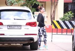 करीना कपूर से लेकर प्रियंका चोपड़ा तक, लग्जरी कारों की शौकीन हैं ये अभिनेत्रियां, कीमत जानकर हो जाएंगे हैरान