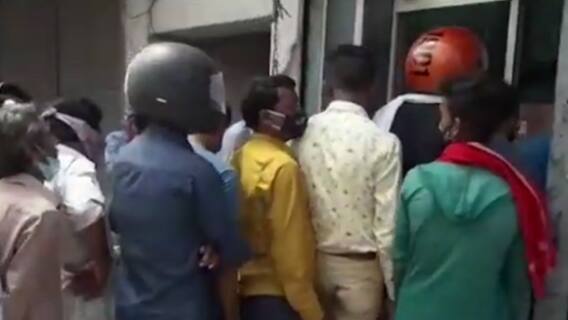 सख्त Lockdown के बीच फिर लापरवाही की तस्वीरें, उत्तर प्रदेश में खुली शराब की दुकानें | Ghanti Bajao