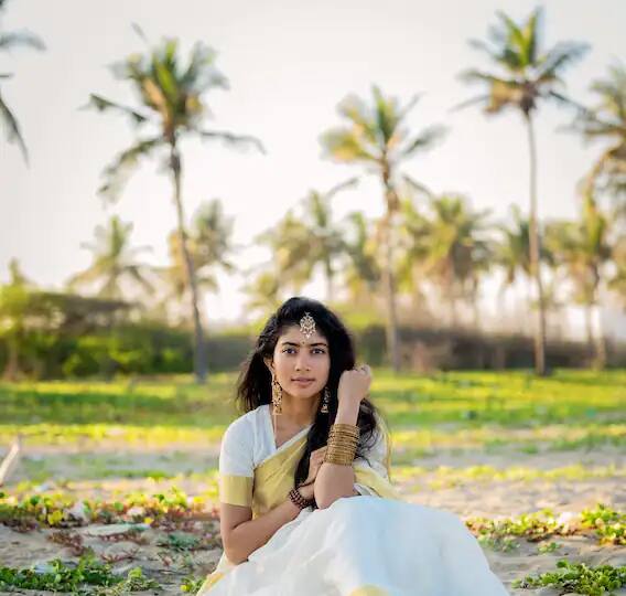 साऊथची अभिनेत्री साई पल्लवीचा लूक जरी सिंपल असला तरी या साध्या लूकमुळे तिने अनेकांना वेडं बनवलंय.