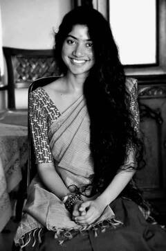 Sai Pallavi Photo : उफ् तेरी अदा...सिंपल-डिंपल दिसणाऱ्या 'मलर' च्या स्माईलने चुकतो लाखोंच्या काळजाचा ठोका