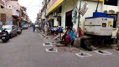 ਬੈਂਕ ਅਧਿਕਾਰੀ ਵਿਅਕਤੀਆਂ ਦੀ ਥਾਂ ਚੱਪਲਾਂ ਤੋਂ ਕਰਵਾ ਰਹੇ ਕੋਰੋਨਾ ਨਿਯਮਾਂ ਦੀ ਪਾਲਣਾ, ਵੇਖੋ ਤਸਵੀਰਾਂ