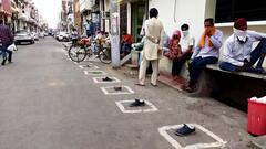 ਬੈਂਕ ਅਧਿਕਾਰੀ ਵਿਅਕਤੀਆਂ ਦੀ ਥਾਂ ਚੱਪਲਾਂ ਤੋਂ ਕਰਵਾ ਰਹੇ ਕੋਰੋਨਾ ਨਿਯਮਾਂ ਦੀ ਪਾਲਣਾ, ਵੇਖੋ ਤਸਵੀਰਾਂ