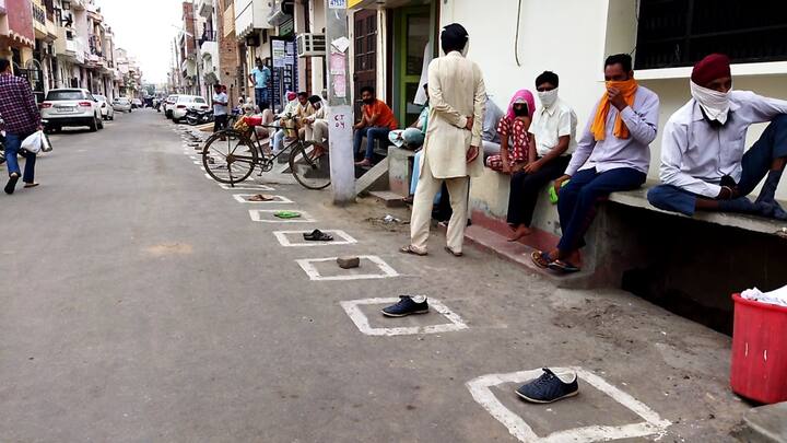 ਇਸ ਦੇ ਨਾਲ ਹੀ ਇਸ ਸ਼ਾਖਾ ‘ਚ ਖਾਤਾਧਾਰਕਾਂ ਲਈ ਪਾਣੀ ਦਾ ਵੀ ਪ੍ਰਬੰਧ ਨਹੀਂ ਹੈ। ਉਚਿਤ ਦੂਰੀ ਦੀ ਪਾਲਣਾ ਕਰਵਾਉਣ ਲਈ ਦਾਇਰੇ ਬਣਾਏ ਹੋਏ ਹਨ, ਉਨ੍ਹਾਂ ਵਿਚ ਖਾਤਾਧਾਰਕਾਂ ਨੂੰ ਨਹੀਂ ਸਗੋਂ ਉਨ੍ਹਾਂ ਦੀ ਥਾਂ ਖਾਤਾਧਾਰਕਾਂ ਦੀਆਂ ਚੱਪਲਾਂ ਰਖਵਾਈਆਂ ਜਾਂਦੀਆਂ ਹਨ।