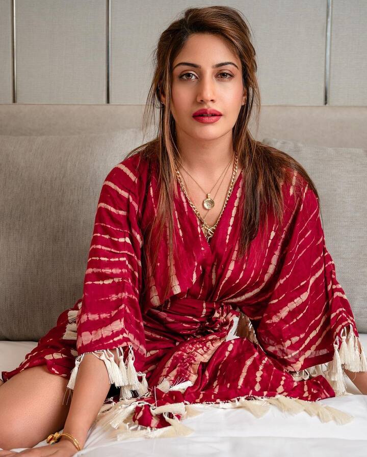 सुरभी की फोटोज पर उनके फैन्स उन्हें बहुत सुंदर बता रहे हैं. एक फैन ने कहा है कि वो सुरभि को बहुत याद करते है. आपको बता दें, सुरभी एकता कपूर के शो नागिन 5 में मुख्य किरदार को निभाते हुए दिखाई दी.