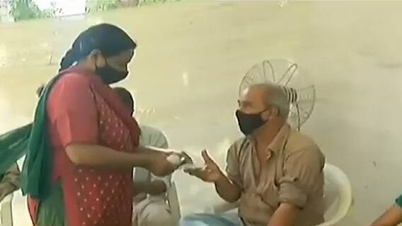 Ahmedabad:ઘાટલોડિયાના વેક્સિનેશન સેન્ટર પર શેના કારણે સર્જાયો વિવાદ?,જુઓ વીડિયો