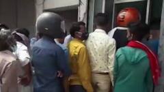 Long queue outside liquor shops in Noida | Ghanti Bajao(11.05.2021)